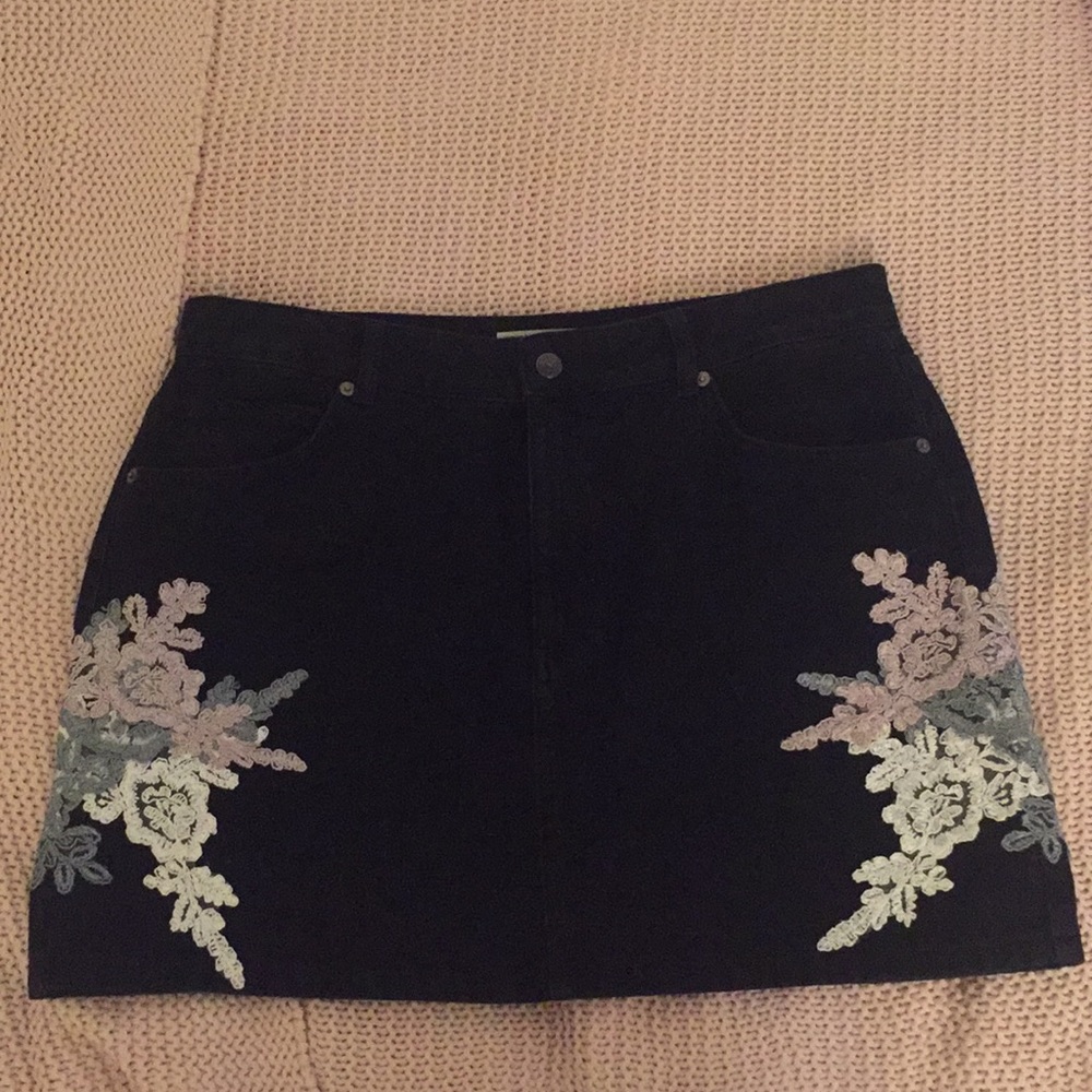 NWOT Topshop Mini Skirt with lace detailing ⭐️